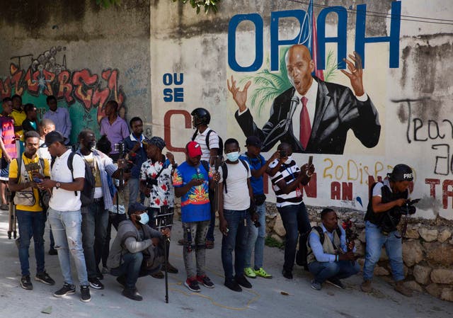 <p>Periodistas se reúnen cerca de un mural que muestra al presidente haitiano Jovenel Moise, cerca de la residencia del líder, donde fue asesinado por hombres armados en las primeras horas de la mañana en Puerto Príncipe, Haití, el miércoles 7 de julio. 2021. </p>