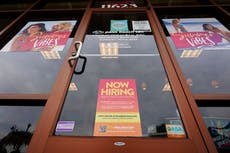 Récord de vacantes de empleo en EEUU; despidos en mínimo