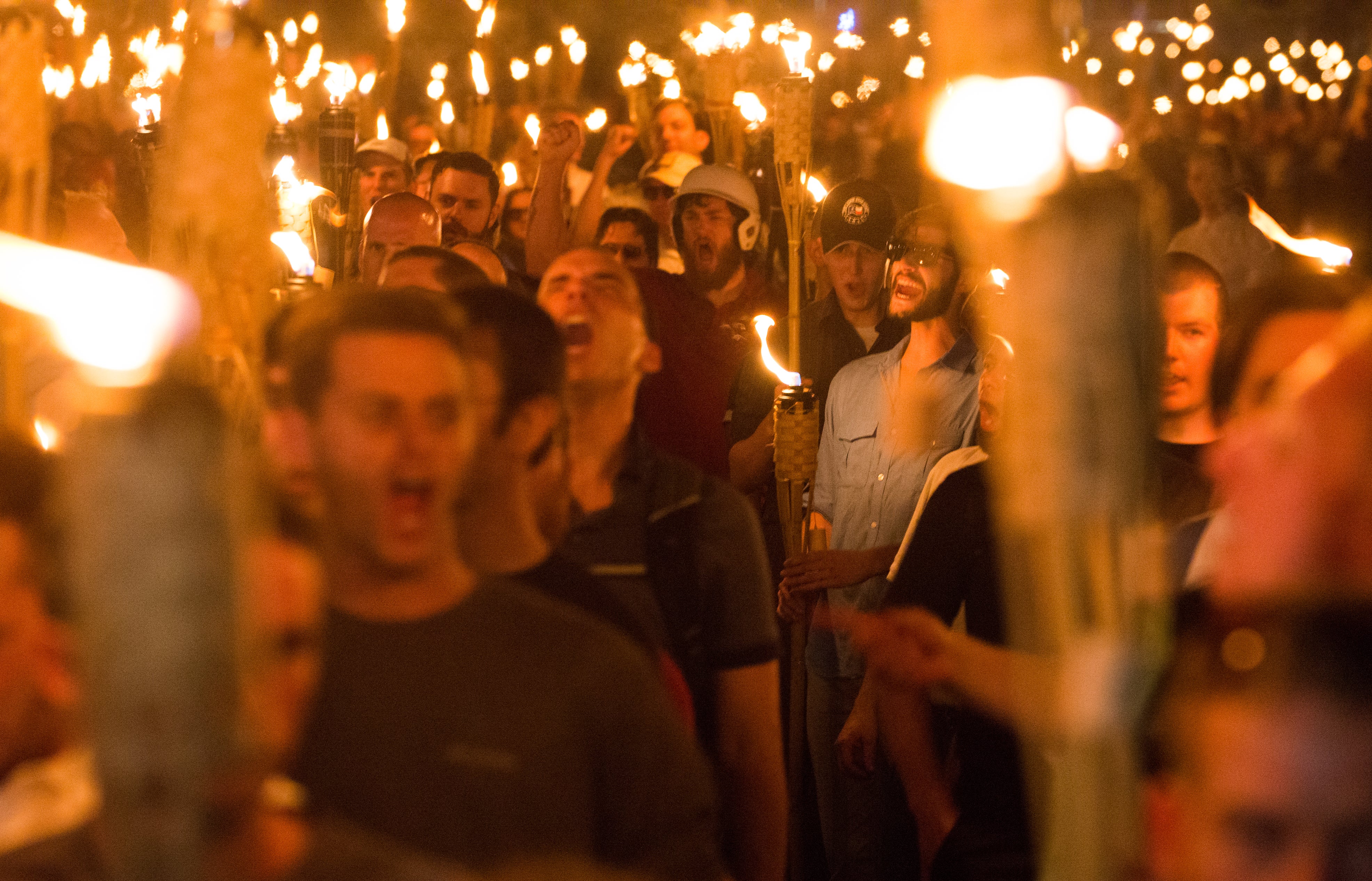 Neo Nazis, alt-right y supremacistas blancos marchan con antorchas previo a la manifestación “Unite the Right” en Charlottesville, Virginia