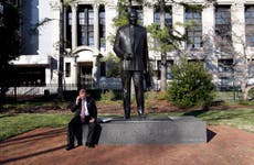 Virginia retira estatua de segregacionista acérrimo