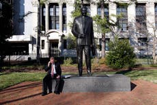 Virginia retira estatua de segregacionista acérrimo