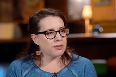 Autora de Bridgerton revela que su padre y hermana murieron en accidente de tráfico