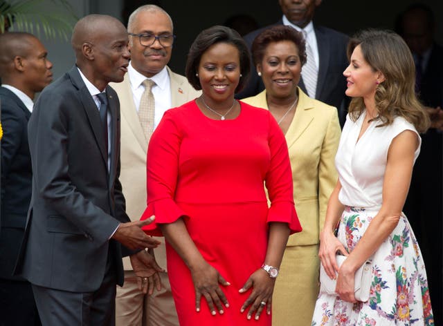 <p>En esta foto de archivo del 23 de mayo de 2018, el presidente de Haití, Jovenel Moïse, a la izquierda, y la primera dama Martine Moise, de rojo, reciben a la reina Letizia Ortiz de España en el Palacio Nacional en Puerto Príncipe, Haití. Moïse fue asesinado después de que un grupo de personas no identificadas atacara su residencia privada, dijo el primer ministro interino del país en un comunicado el miércoles 7 de julio de 2021. La esposa de Moïse, la primera dama Martine Moïse, está hospitalizada, de acuerdo al primer ministro interino Claude Joseph. </p>