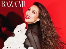 Thalía recicla su famosa estola de osos de peluche en sesión fotográfica con “Harper’s Bazaar”