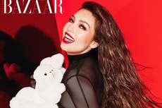 Thalía recicla su famosa estola de osos de peluche en sesión fotográfica con “Harper’s Bazaar”