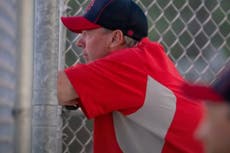 Entrenador de béisbol asesinado en ataque de furia en la carretera mientras conducía con su hijo de 15 años