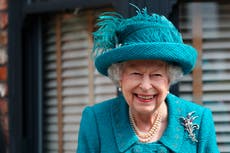 Reina Isabel II visita el set de “Coronation Street”