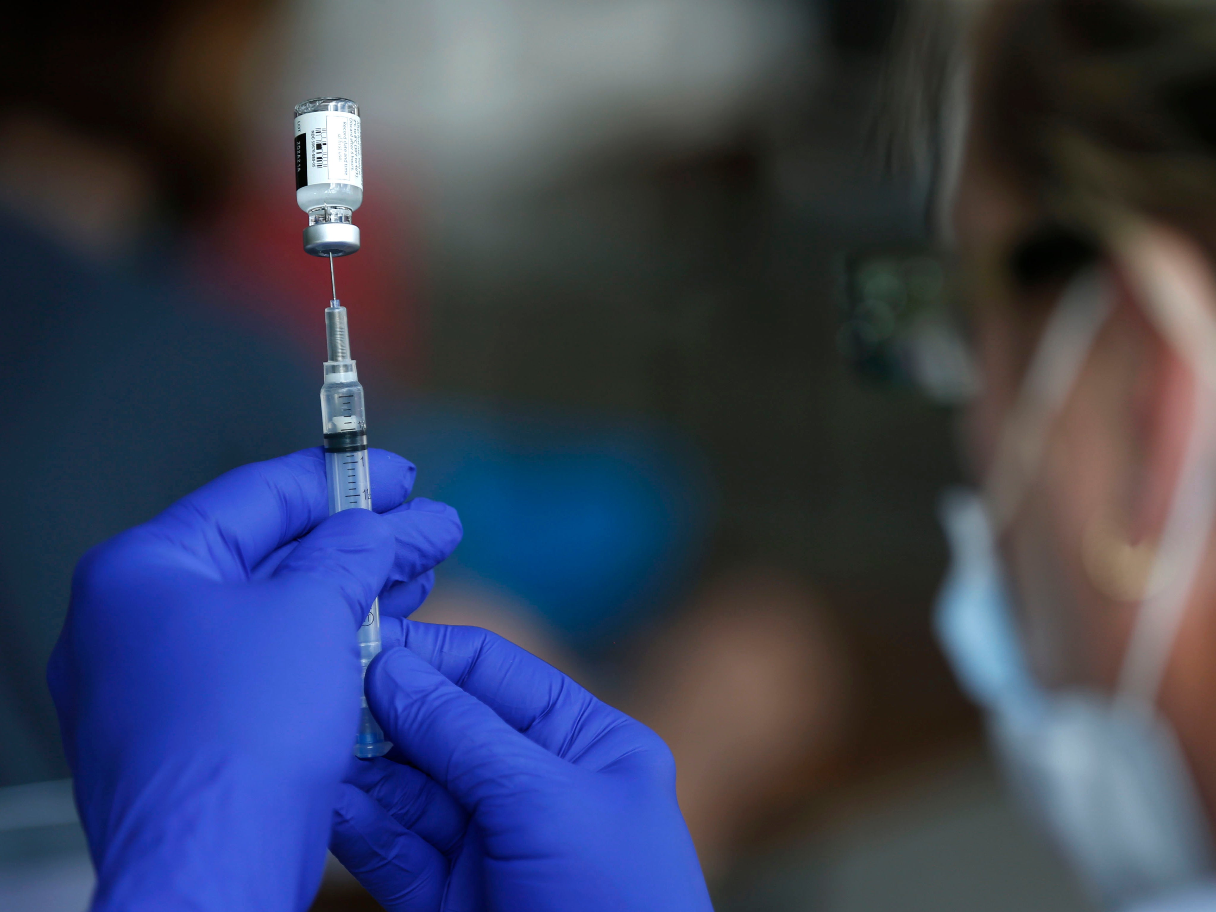 Vacunas COVID han salvado casi 300 mil vidas en Estados Unidos