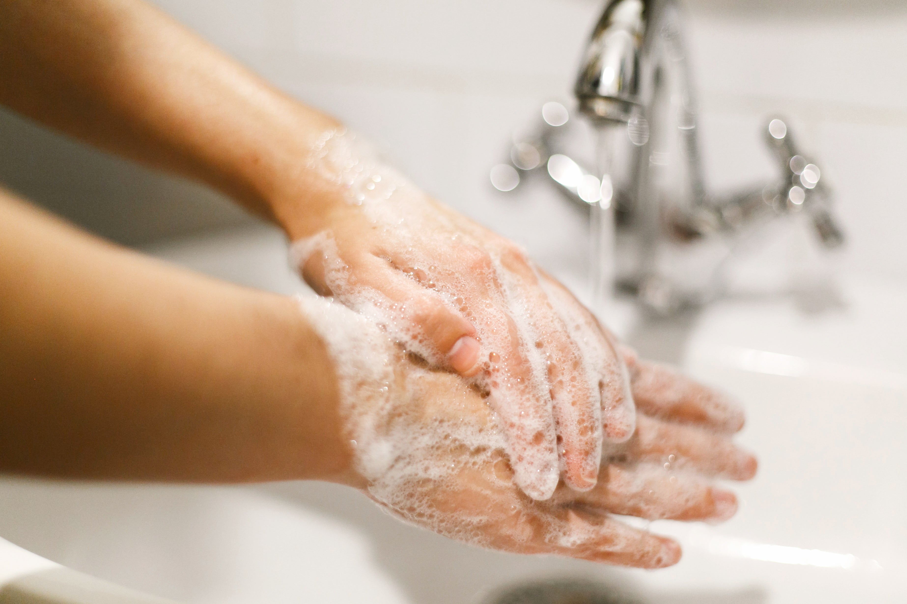 Lavarse las manos con agua y jabón es una buena forma de protegerse de las bacterias