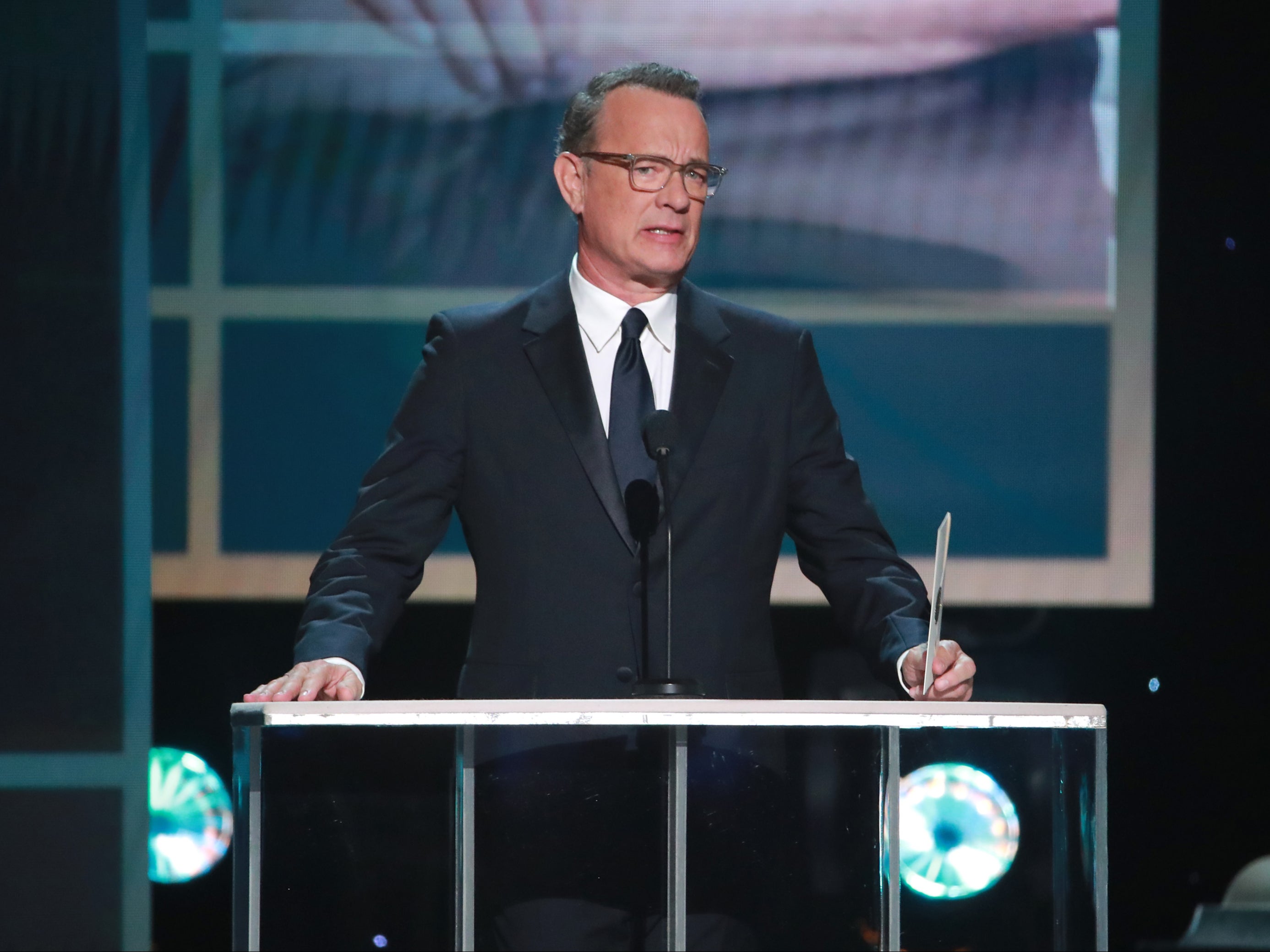 Tom Hanks prepara un DJ set de surf-rock de una hora de duración para su 65º cumpleaños