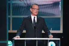 Tom Hanks prepara un DJ set de surf-rock de una hora de duración para su 65º cumpleaños