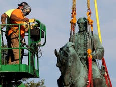 Charlottesville quita estatua confederada en el centro de la fatal manifestación de extrema derecha de 2017