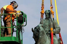 Charlottesville quita estatua confederada en el centro de la fatal manifestación de extrema derecha de 2017