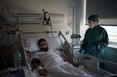 Muchos recién hospitalizados por COVID en España son jóvenes