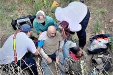 Hombre atorado dos días bajo vehículo sobrevive con cerveza: “Tuvo suerte de que las bebidas cayeran al alcance”
