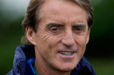 Mancini provoca sonrisas en Italia después de día más negro