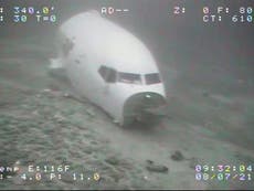 Fotos muestran los restos submarinos del avión Boeing que se estrelló frente a la costa de Hawái