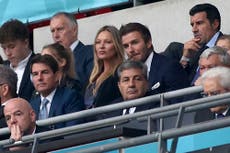 Tom Cruise y David Beckham chocan los puños para celebrar el gol de Inglaterra
