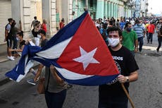 Miles de personas se manifiestan contra el gobierno en Cuba, en protesta por la escasez y altos precios