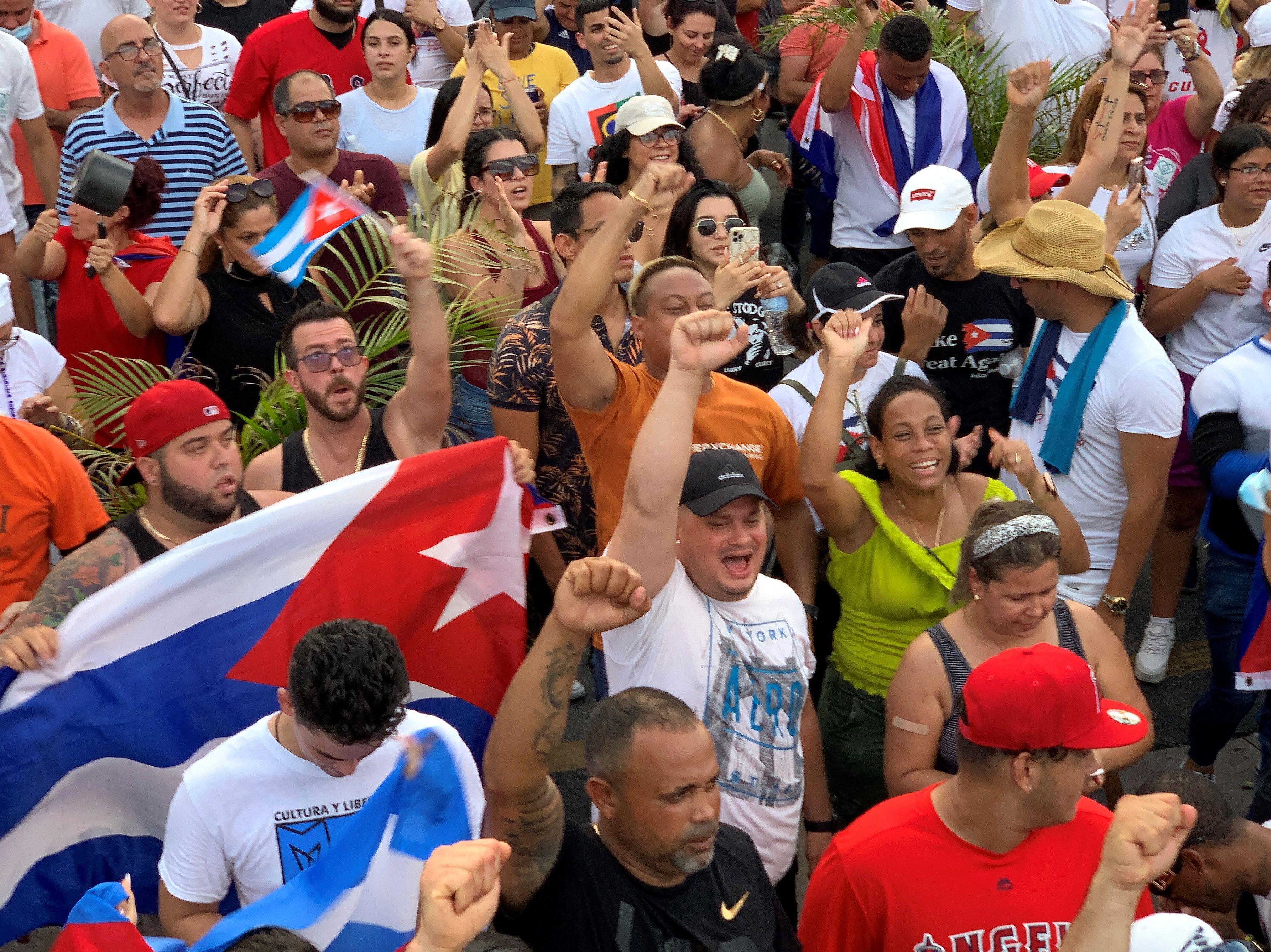 Las protestas de Cuba se extienden a Miami, mientras el presidente amenaza con una “batalla en las calles”