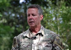 Comandante de EEUU de mayor rango en Afganistán cede mando