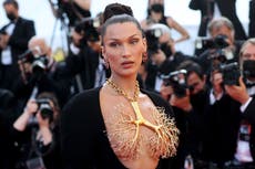 Bella Hadid llevó collar de pulmón dorado gigante con un vestido de alta costura en Cannes