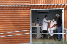 El Salvador ya vacuna contra COVID a mayores de 18 años