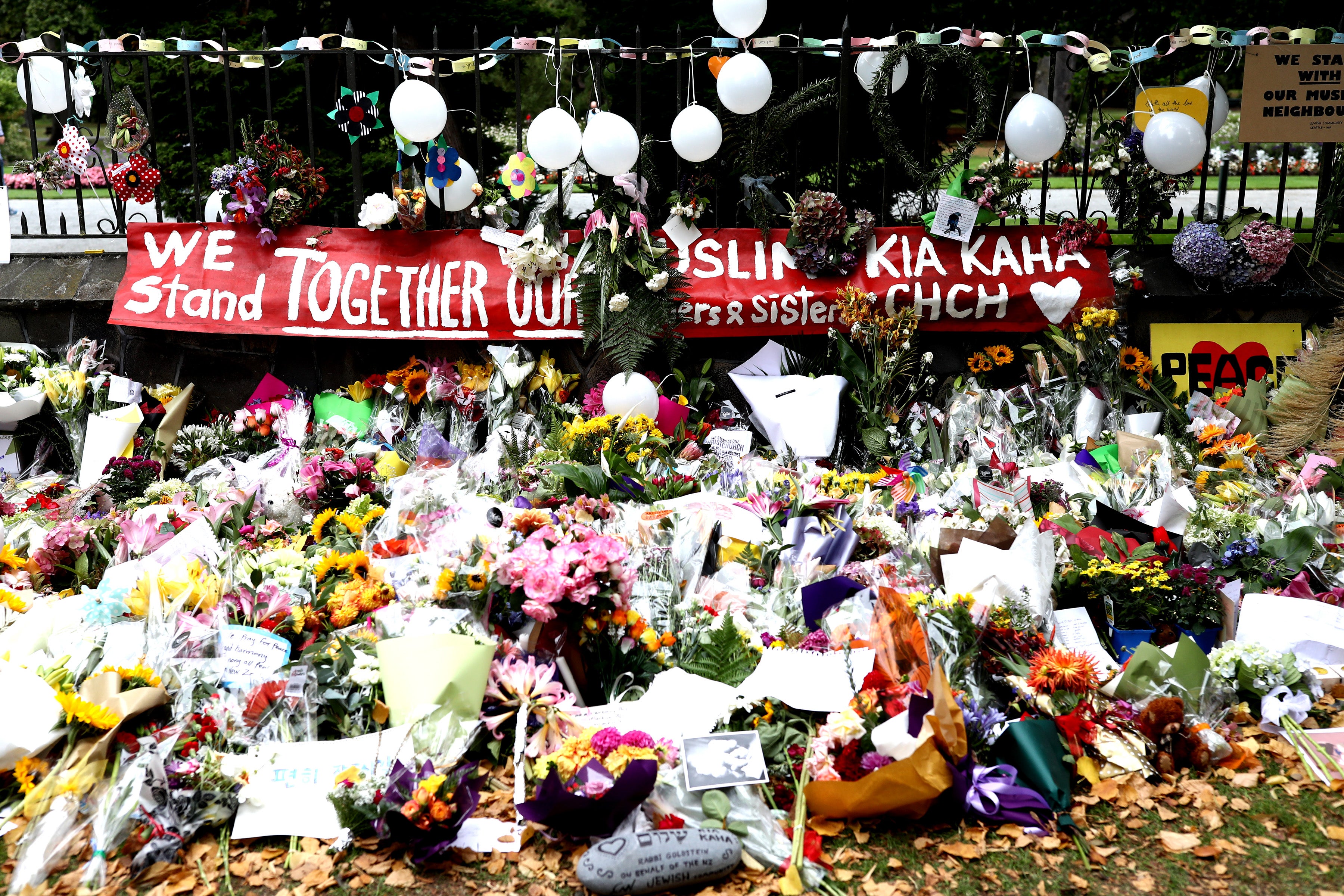 Colocación de flores en la ciudad neozelandesa de Christchurch después de que el supremacista blanco Brenton Tarrant asesinara a 51 miembros de la comunidad musulmana