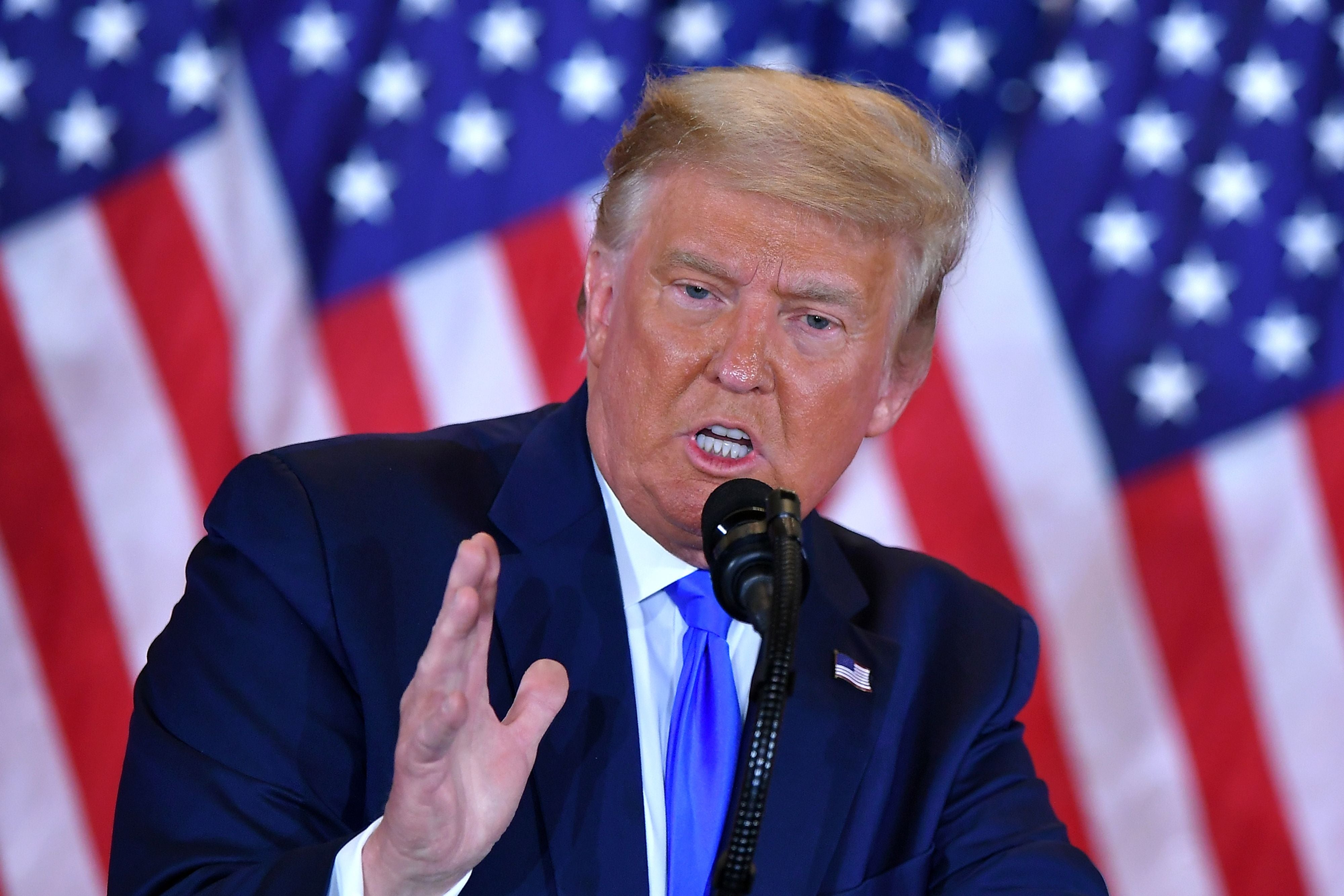 El presidente de Estados Unidos, Donald Trump, habla durante la noche electoral en la Sala Este de la Casa Blanca en Washington D. C., a primeras horas del 4 de noviembre de 2020