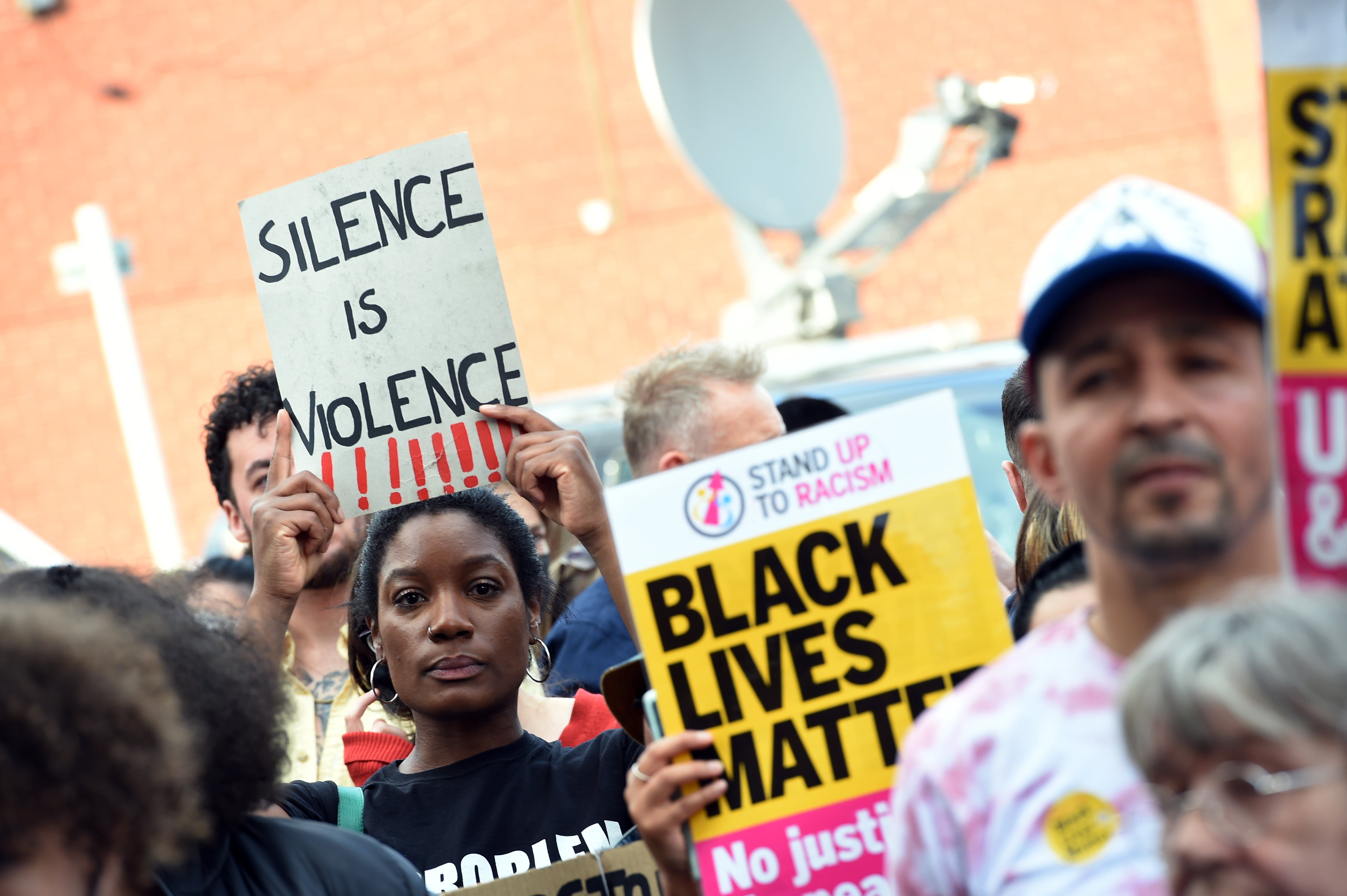 Maestra de Florida suspendida después de ser captada gritando insultos racistas a una familia desde su auto