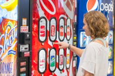 Cadena de suministro y escasez de mano de obra provoca aumentos en precios en máquinas expendedoras y restaurantes