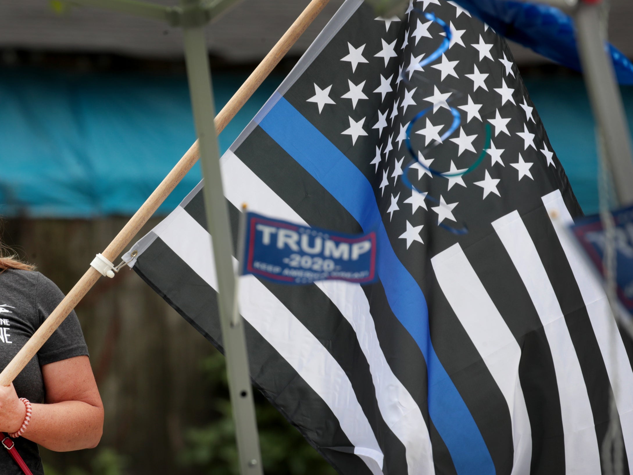<p>Una bandera en un mitin "Back the Blue" cerca de la estación de policía de Homan Square el 15 de agosto de 2020 en Chicago, Illinois</p>