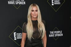 Los fanáticos de Khloe Kardashian la acusan de editar fotos fotos de la línea de trajes de baño: ‘¿Qué pasó con tus dedos de los pies?’