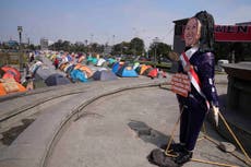 Simpatizantes de Fujimori atacan autos de ministros en Perú