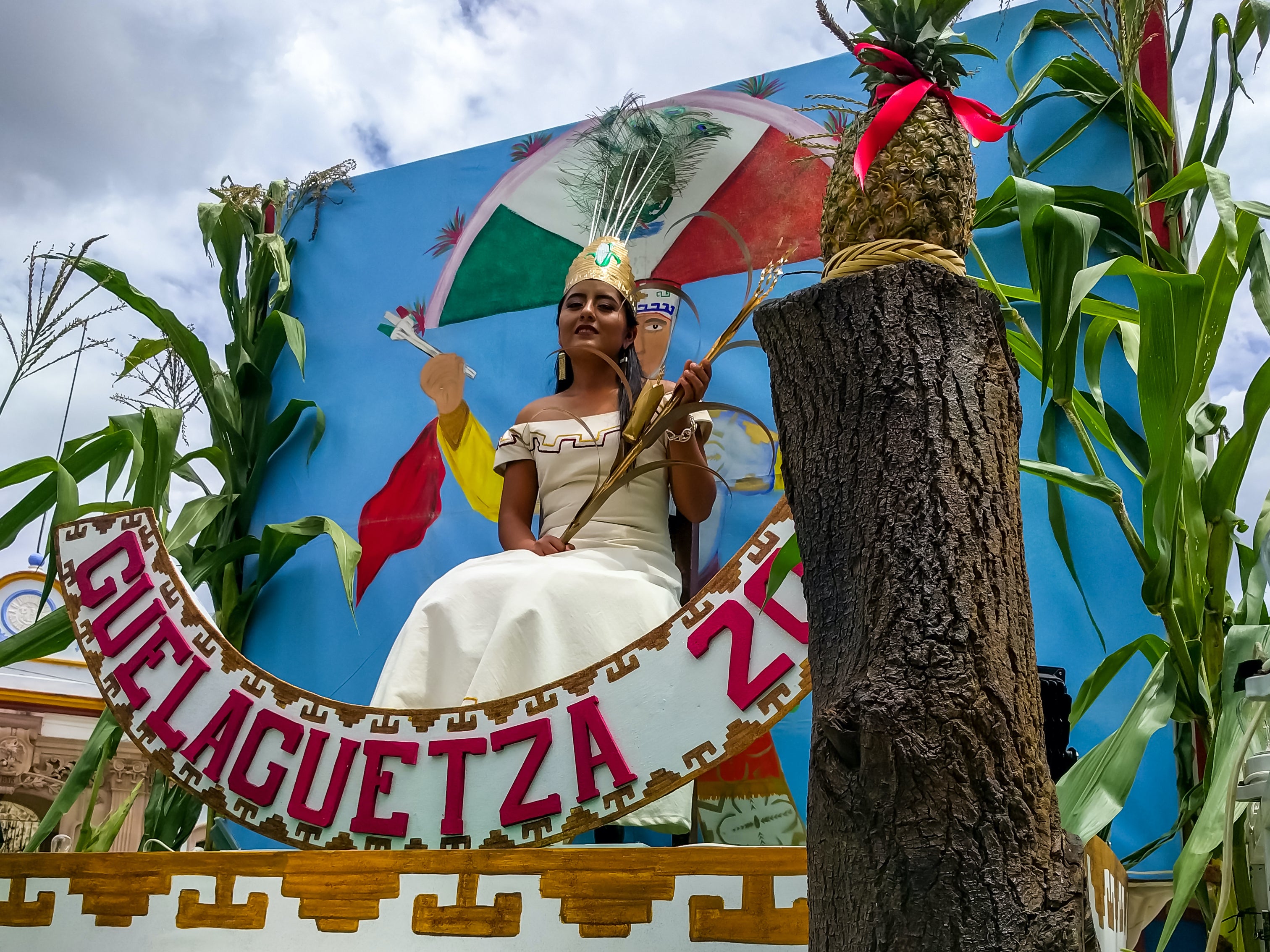 OCOTLAN DE MORELOS, OAXACA - La Embajadora de la celebración local de la Guelaguetza se muestra sentada en su carroza el 24 de julio de 2017.