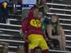 Aficionado vestido como el Chapulín Colorado roba cámara durante el partido Guatemala vs. México