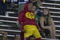 Aficionado vestido como el Chapulín Colorado roba cámara durante el partido Guatemala vs. México