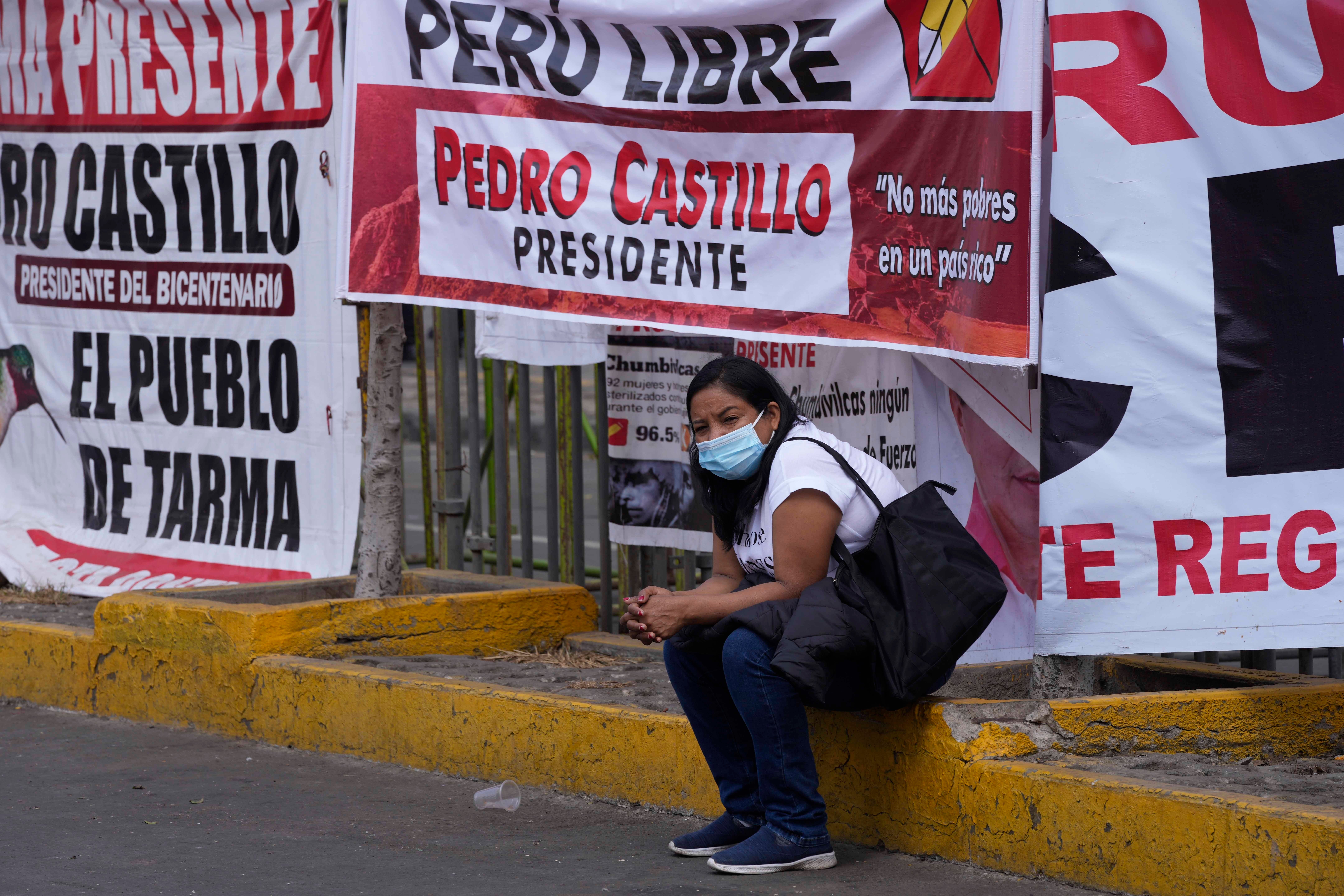 Simpatizantes del candidato presidencial Pedro Castillo esperan afuera del Jurado Nacional de Elecciones (JNE) el anuncio del ganador oficial de la presidencia, en Lima, Perú, el lunes 12 de julio de 2021, un mes después de la segunda vuelta de las elecciones del 6 de junio.