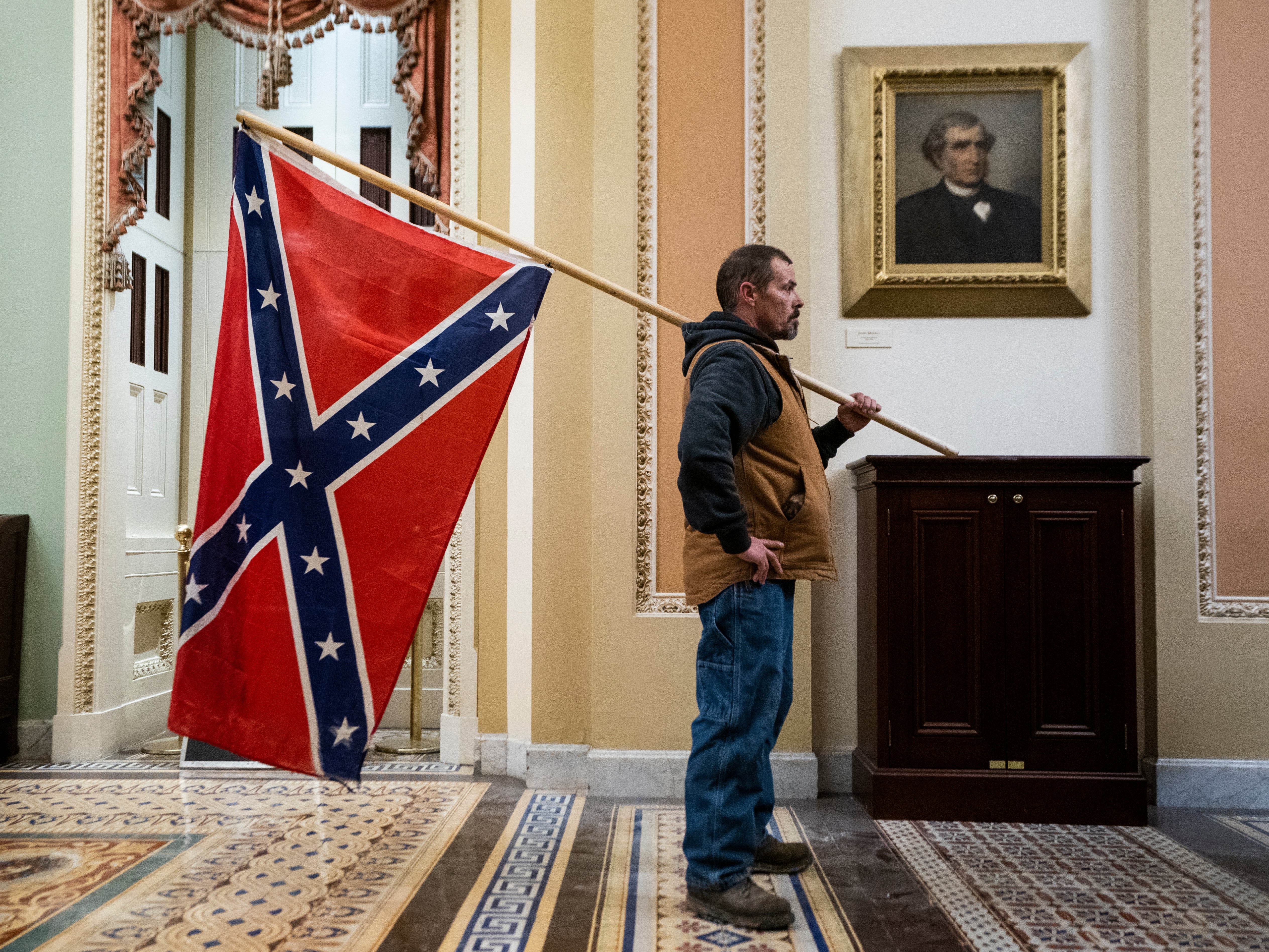 Partidario de Trump lleva la bandera confederada al Capitolio de los Estados Unidos el 6 de enero