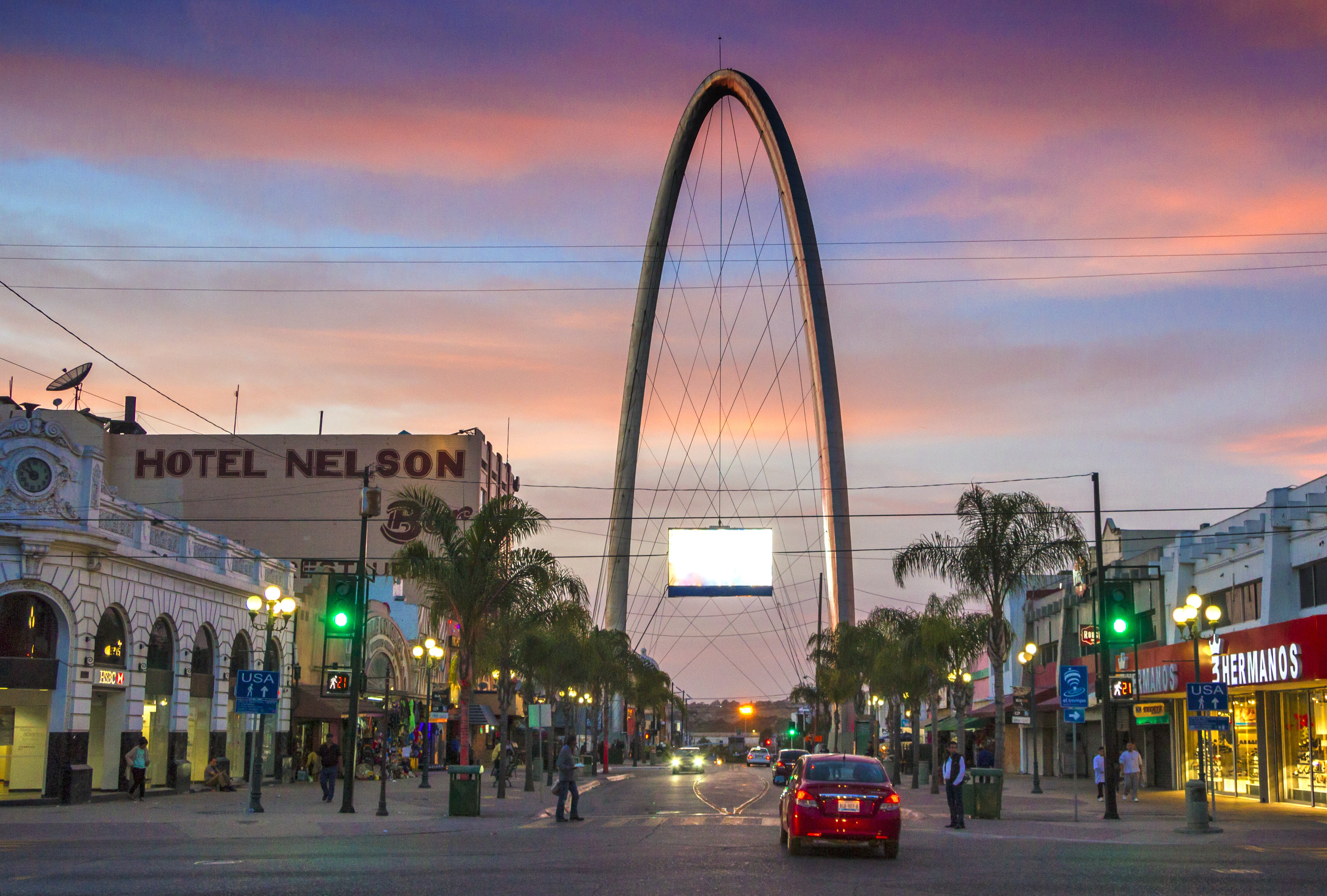 Vista de la afamada Avenida Revolución, la arteria turística principal de Tijuana, Baja California, con el Arco del Milenio y el Reloj Monumental de la ciudad en el fondo