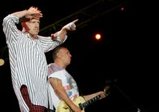 Ex Sex Pistol defiende serie de TV refutada por su cantante