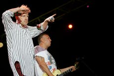 Ex Sex Pistol defiende serie de TV refutada por su cantante