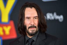 Keanu Reeves es aclamado como un “verdadero caballero” tras reaparecer imágenes en las que cede su asiento