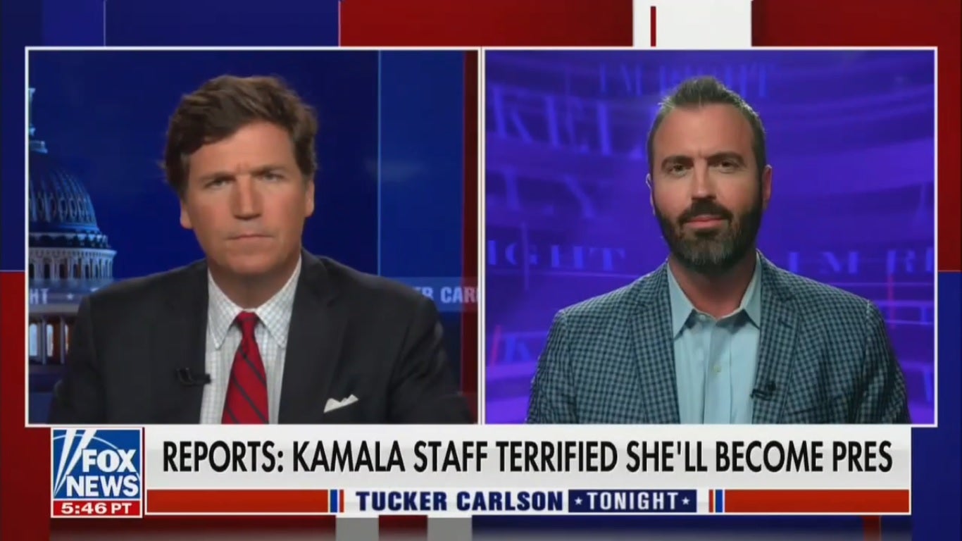 Tucker Carlson se ríe cuando un invitado hace comentario lascivo sobre Kamala Harris