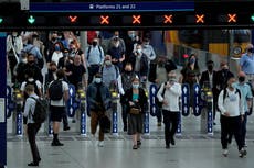 Cambios en uso de mascarilla dejan confusión en Gran Bretaña