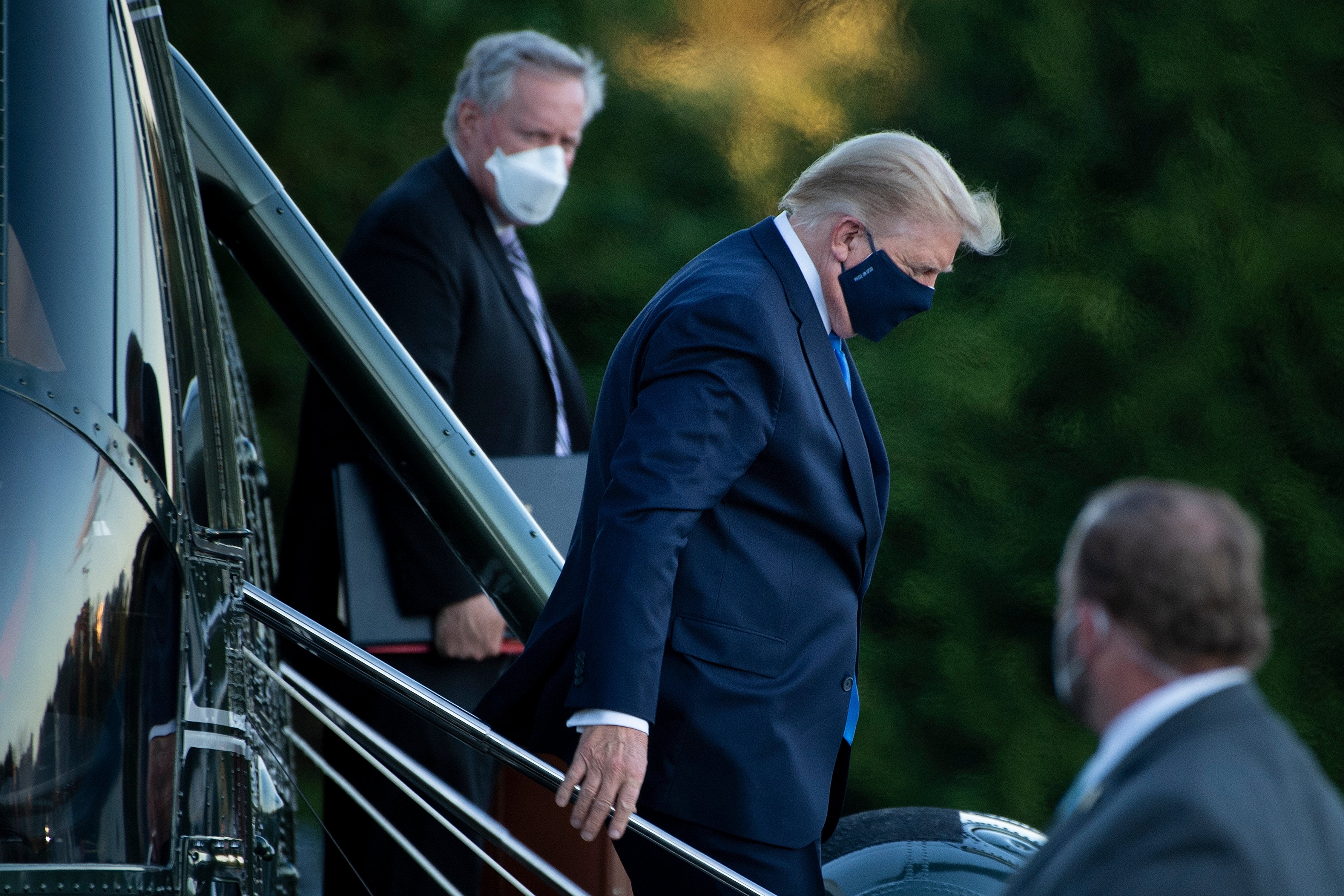Trump estaba tan débil por Covid que apenas podía llevar su bolso del hospital, afirma un libro
