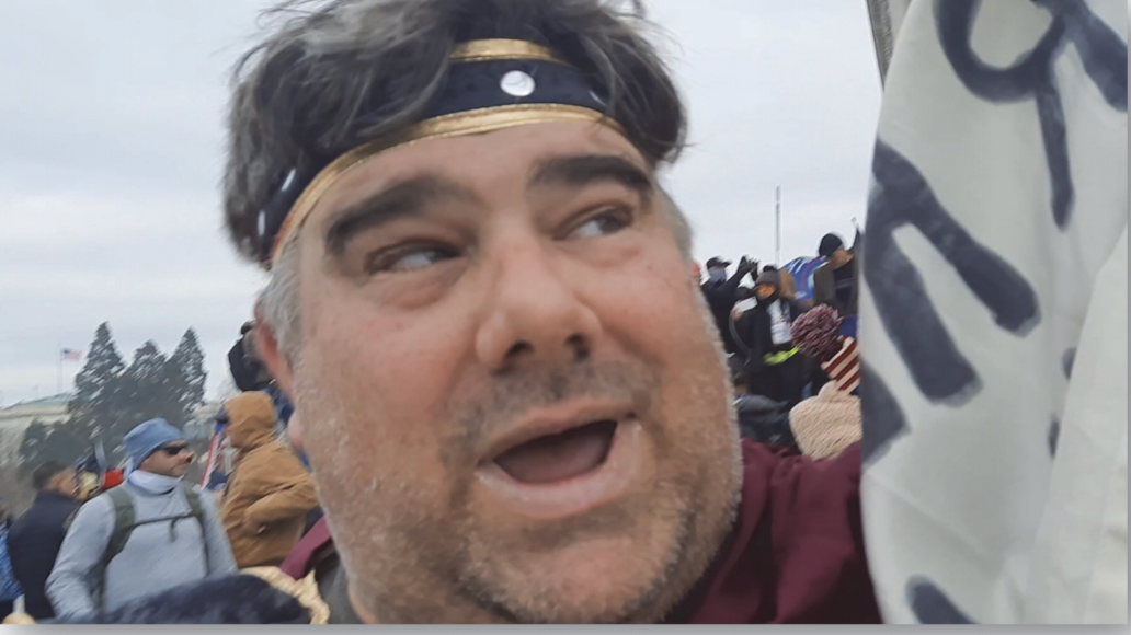 Arrestan a sospechoso de disturbios en el Capitolio que vestía traje de gladiador, apodado “Caesar No Salad”