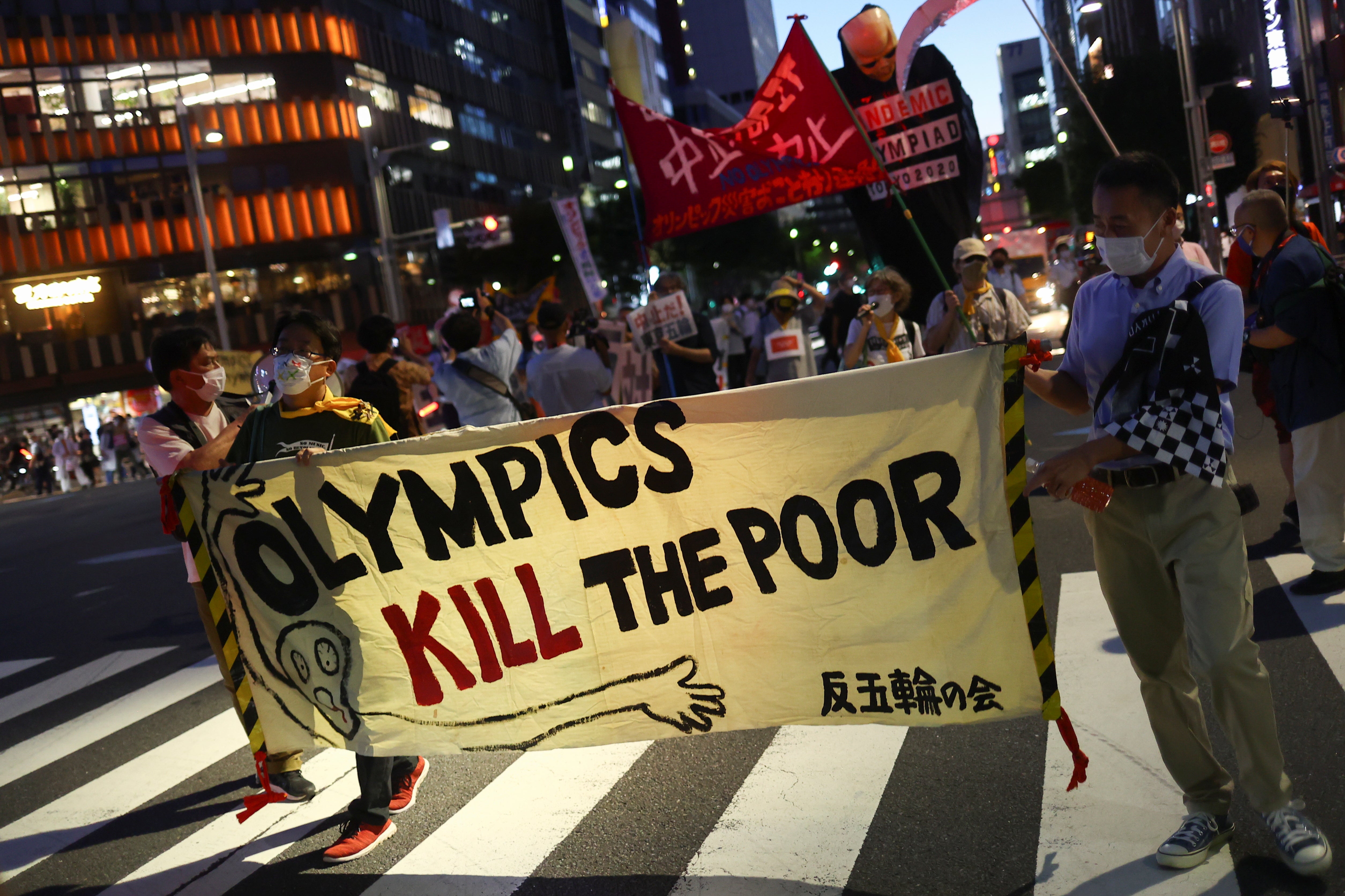 <p>La gente protesta contra la visita del presidente del Comité Olímpico Internacional (COI), Thomas Bach, a Hiroshima, en Tokio.</p>