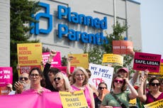 Juez de Texas protege temporalmente a las clínicas de aborto de algunas demandas según la nueva ley