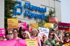 Juez de Texas protege temporalmente a las clínicas de aborto de algunas demandas según la nueva ley
